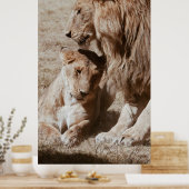 緑の野原に二頭の茶色のライオン ポスター (キッチン)