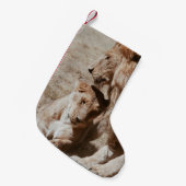緑の野原に2匹の茶色のライオン スモールクリスマスストッキング (正面 (吊り時))
