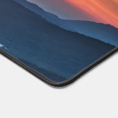 緑の野原の後ろの美しい夕日 デスクマット (コーナー)