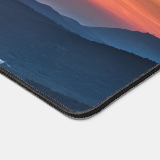 緑の野原の後ろの美しい夕日 デスクマット (コーナー)