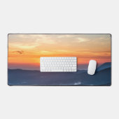 緑の野原の後ろの美しい夕日 デスクマット (キーボード&マウス)