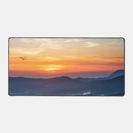 緑の野原の後ろの美しい夕日 デスクマット (正面)