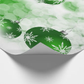 緑の雪片のクリスマスの球のコラージュ ラッピングペーパー (角)