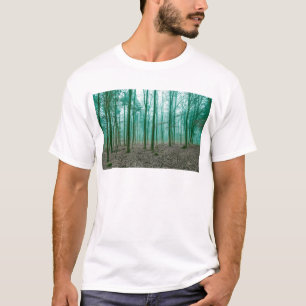 緑の霧の中の神秘的な森 Tシャツ