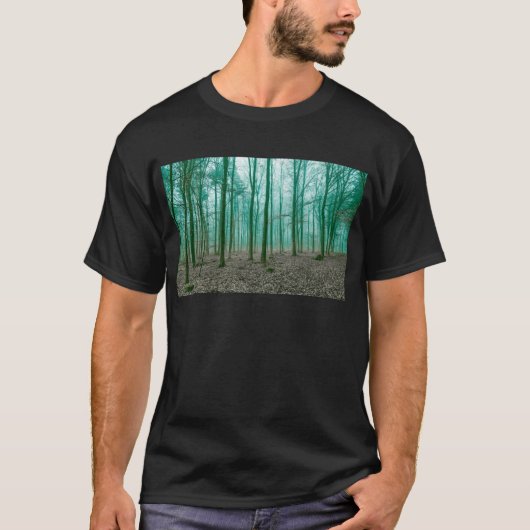 緑の霧の中の神秘的な森 Tシャツ (正面)
