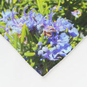 緑の青いローズマリーの花 フリースブランケット (角)