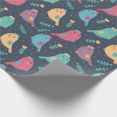 緑の青カラフルい黄色を覗く子供かわいい鳥 ラッピングペーパー (角)