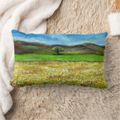 緑の黄色い花畑の単生の木 ランバークッション (ブランケット)