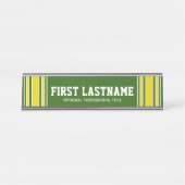 緑の黄色のスポーツジャージーの名前 – 色を編集できる デスクネームプレート (正面)