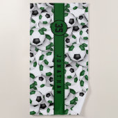 緑の黒いサッカーチームが贈り物を彩パーソナライズされたる ビーチタオル (正面)