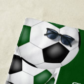 緑の黒いチームカラーのサッカーボールがたくさん ビーチタオル (インサイチュ)