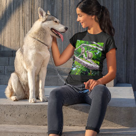 緑の2匹のサルが木に座ってプリントTシャツ Tシャツ