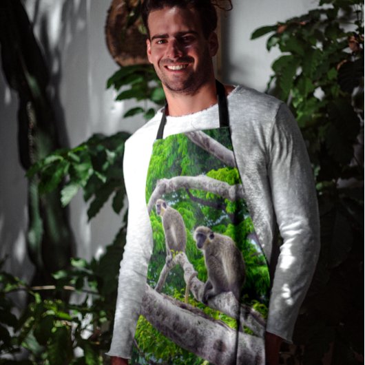 緑の2匹のサルが木のプリントエプロンに座って エプロン