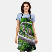 緑の2匹のサルが木のプリントエプロンに座って エプロン (着用した状態)