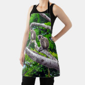 緑の2匹のサルが木のプリントエプロンに座って エプロン (インサイチュ)