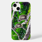 緑の2匹のサルが木のプリントケースに座って Case-Mate iPhoneケース (裏面)