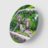 緑の2匹のサルが木のプリント時計に座って ラウンド壁時計 (傾斜)