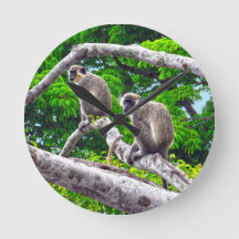 緑の2匹のサルが木のプリント時計に座って