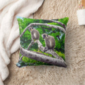 緑の2匹のサルが木の装飾用クッションに座る クッション (ブランケット)