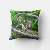 緑の2匹のサルが木の装飾用クッションに座る クッション (裏面)