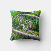 緑の2匹のサルが木の装飾用クッションに座る クッション (正面)
