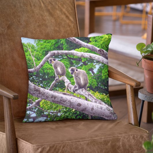 緑の2匹のサルが木の装飾用クッションに座る クッション