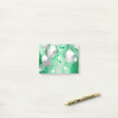 緑の《写真》ぼけ味のオーナメントの球の銀製のトナカイの喜び ポストイット (デスク上)