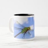 緑のdarner (Anaxのjunius)の飛行に対する ツートーンマグカップ (正面左)