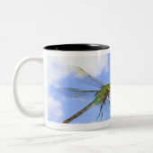 緑のdarner (Anaxのjunius)の飛行に対する ツートーンマグカップ (左)
