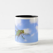 緑のdarner (Anaxのjunius)の飛行に対する ツートーンマグカップ (中央)