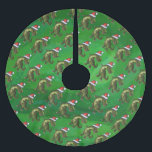 緑のSanta HatのTRex ブラッシュドポリエステルツリースカート<br><div class="desc">サンタハットデザインの動物パレードフェスティバルティラノサウルスのレックスは、私たちの可愛いTレックスが彼の頭に赤いサンタハットを着て、製品の一部には、私たちの特徴的なテクスチャと緑の背景に明るい赤い弓とホリーリースを着て背中からディノ。私たちのオリジナルの恐竜のアート絵を描は、私たちの才能のある子供のイラストレーターTraci Van Wagonerによって行われた。私たちのおもしろい恐竜のキャラクターアートユニークは、動物、恐竜、恐竜を愛するクリスマスの恋人のためのギフトリストのクリスマスの恋人のための贈り物を作る。カスタムデザインが利用可能。</div>