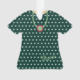 緑のTシャツのドレスのフィギュアに白いハート オーナメント