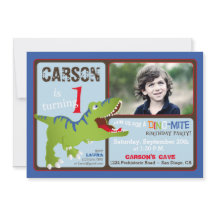 緑のTレックスの恐竜の最初誕生日の招待