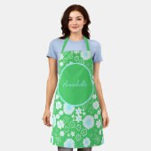 緑はっきりした花柄 エプロン (着用した状態)