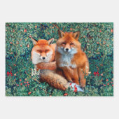 緑や葉、花の中の赤いキツネ ラッピングペーパーシート (正面)