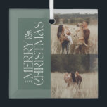 緑エレガントのモダンミニマル写真 ガラスオーナメント<br><div class="desc">写真ユエレガント数々のモダンーカリのセージ緑と白の水色の植物性タイポグラフィメリーのクリスマスの休日のオーナメント。</div>