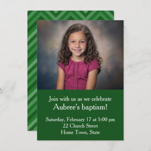 緑シンプルジグザグのバックバプテスマ付き写真 招待状 (正面/裏面)
