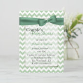 緑スタイリッシュのシェブロンのカップルの赤ちゃんシャワー 招待状 (スタンド正面)