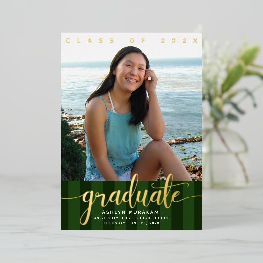 緑ストライプの卒業写真のスクリプ実在金ゴールド 箔招待状 (立ち正面)