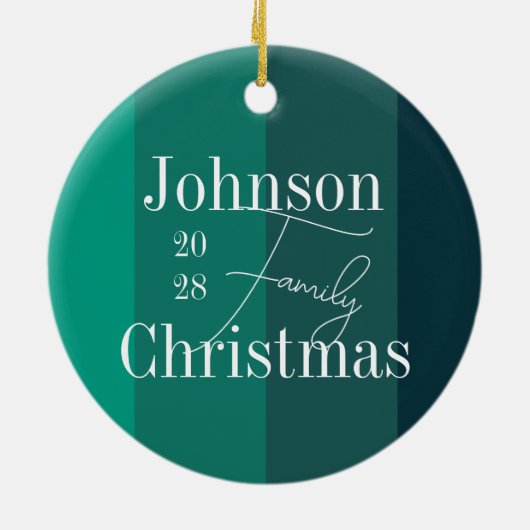 緑パーソナライズされたのストライプ家族の名前クリスマス セラミックオーナメント (裏面)