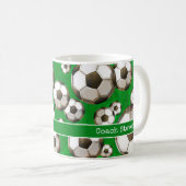 緑パーソナライズされたサッカー場 |サッカーボール コーヒーマグカップ (正面右)