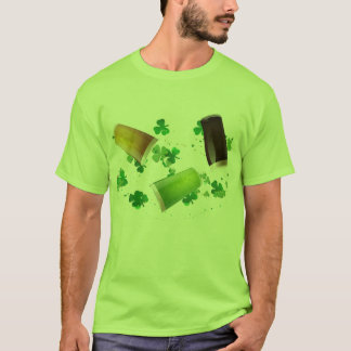 緑ビール及びシャムロックのティー Tシャツ