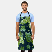 緑ブドウ：水彩暗色 エプロン (着用した状態)