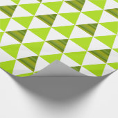 緑モダンで幾何学的な三角形及び白いパターン ラッピングペーパー (角)