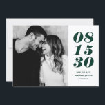 緑モダンと白の日付はっきりしたタイポグラフィ写真 セーブザデート<br><div class="desc">緑モダン白の日はっきりした付タイポグラフィ写真 |カスタマイズ可能な保存デイトフラットカードはっきりしたタイポグラフィとストライプパターン。この写真スタイリッシュは日付カードを保存し結婚て、任意のテーマと任意の季節に最適。写真と写真の詳細を追加し結婚てパーソナライズ。パターカスタマイズンを別の写真や別の画像に変更することで、カードをさらに広げることができる。</div>