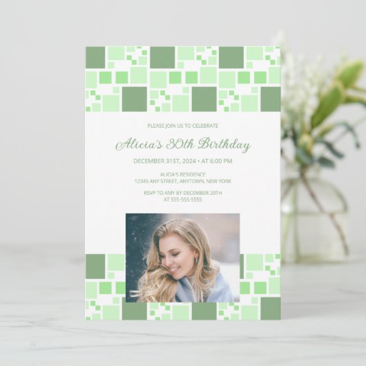 緑モダンのデジタルフレームフォト誕生日 招待状 (スタンド正面)
