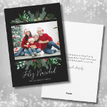 緑モダンの写真フェリーズ・ナビダードクリスマス シーズンカード<br><div class="desc">緑モダンの写真フェリズNavidadクリスマスホリデーカード。シンプルとクラシックのクリスマスカードは、緑の木の枝や離れ、家族の写真や含め独身のたいものを取り巻く様々な緑で見える。黒い背与え景は、赤いホリの実から微妙なヒントと色のポップと少し余分な何かを追加して、このバイブモダン。中央には、"Feliz Navidad"は、あなたの家族の名前またはビジネス名と一緒にエレガントにスクリプト化されている。まだおもしろいミニマルだ。背面では、少しノートを追加するか、または離れ好みの空白のでもしきる。メインメッセージは、「ハッピーホリデー」や「季節のあいさつ」に変更するこもしともできる。緑エレガントモダン色の黒い写真Feliz Navidadホリデーカード。印刷されたカードとして、または電子メールで送信したり、ローカルで印刷したりすることができるダウンロード可能なデジタルカードとして利用可能！</div>