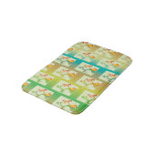 緑モダン、黄色、青のチューリップのカップルのパターン バスマット (アングル)