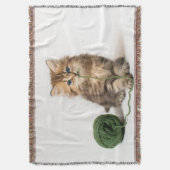 緑ヤーンを持つ子ネコ スローブランケット (正面縦)