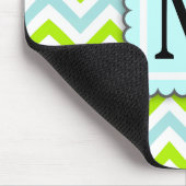 緑及び水の青いシェブロンのカスタムのモノグラム マウスパッド (コーナー)